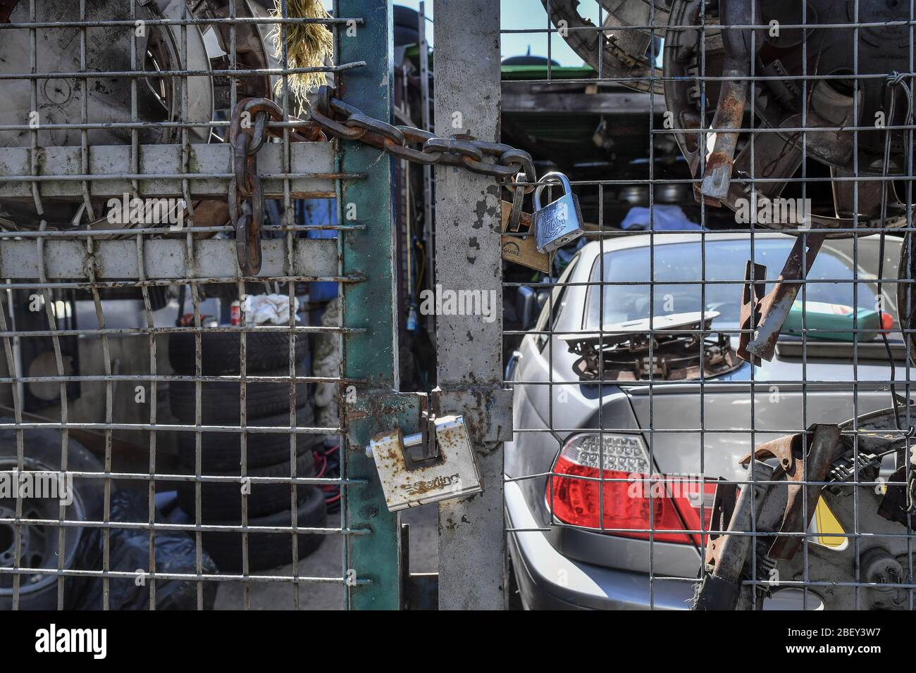HINWEIS: BILD 24 VON EINER SERIE von 35 BILDERN MIT VERSCHLOSSENEN TOREN VON UNTERNEHMEN UND ORTEN, DIE WÄHREND der Schließung des Vereinigten Königreichs geschlossen sind drei Vorhängeschlösser und eine schwere rostige Kette werden verwendet, um den Zugang zu einem Auto- und Fahrzeugbrecherhof in Bristol zu verhindern, während das Vereinigte Königreich weiterhin gesperrt wird, um zu helfen Eindämmung der Ausbreitung des Coronavirus. Stockfoto