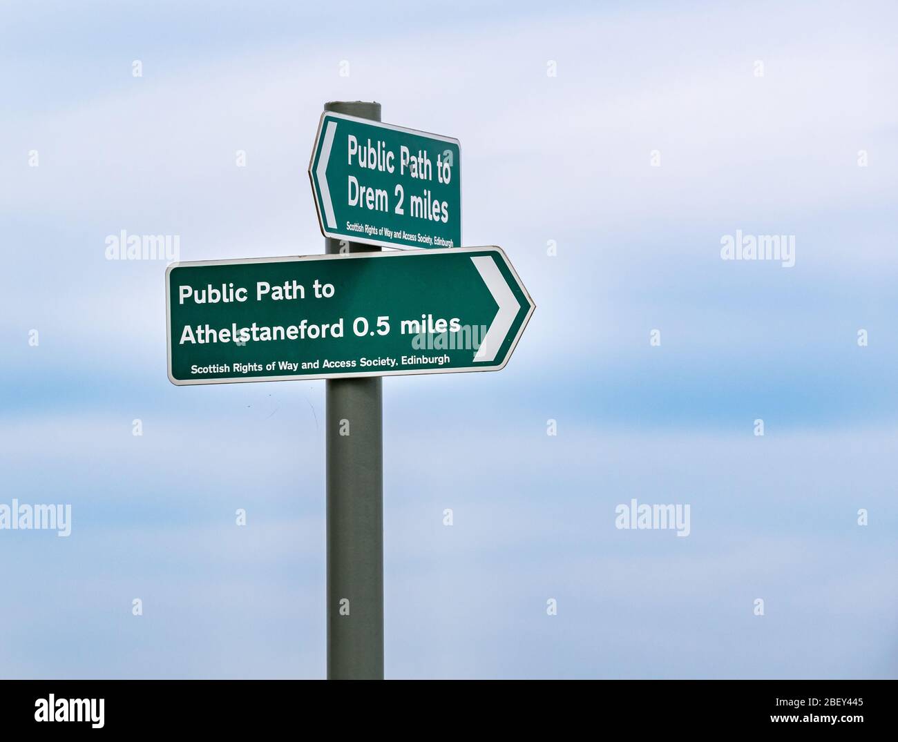 Fußweg Wegweiser zum Drem und Athelstaneford gegen blauen Himmel, East Lothian, Schottland, Großbritannien Stockfoto