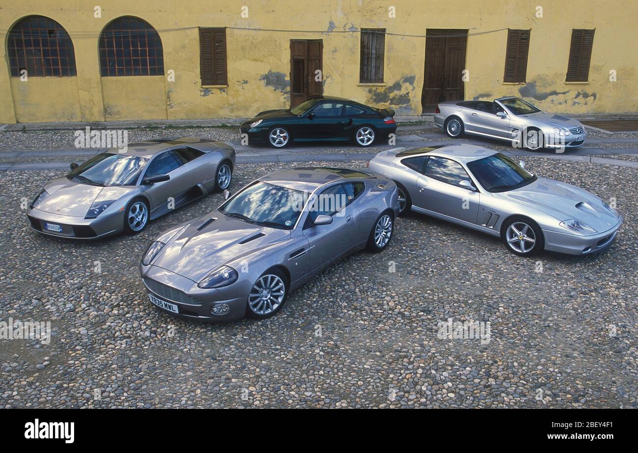 2002 Supersportwagen-Gruppe auf Test in Italien. Ferrari 550 Maranello, Lamborghini Marcalardo, Porsche 911 Turbo, Mercedes-Benz SL V8 und Aston martin Vanquish Stockfoto