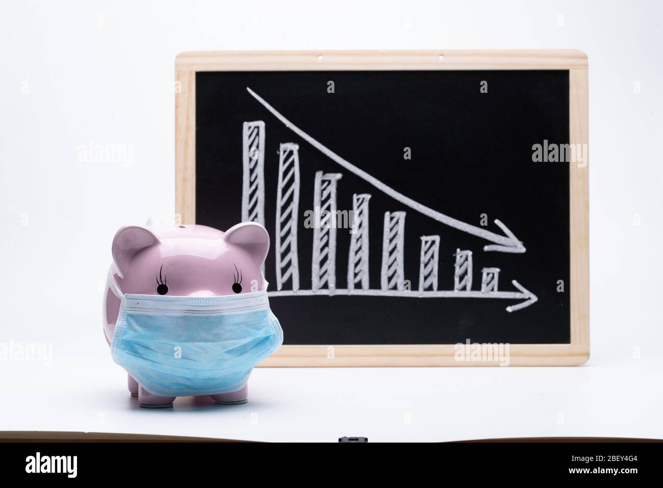Tragen einer Maske von Ferkel und Rückgang Trend Chart Stockfoto