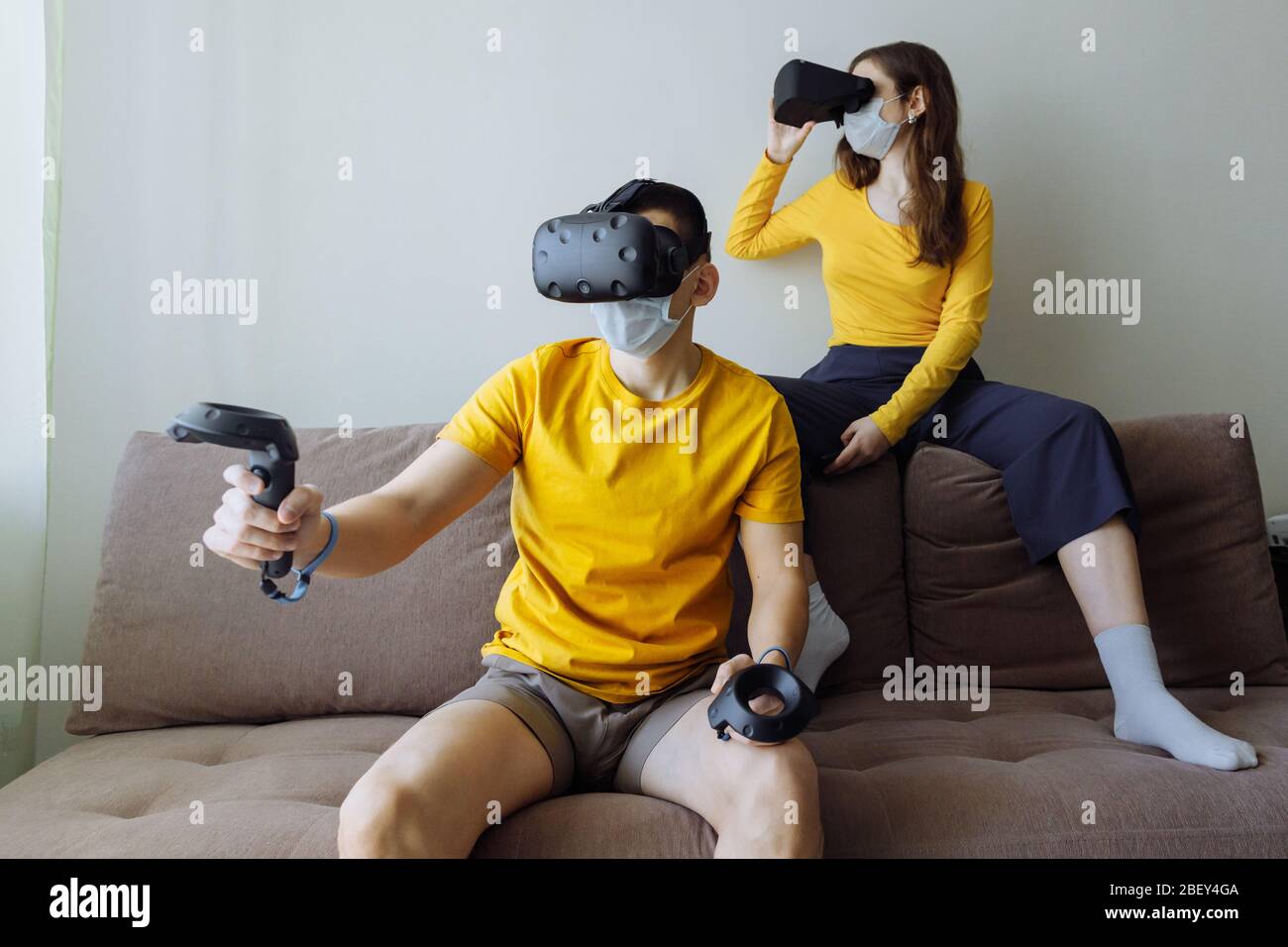 Das Zuhause ist der beste Ort der Welt. Ehemann und Ehefrau spielen virtuelle Spiele auf Selbstisolierung. Stockfoto