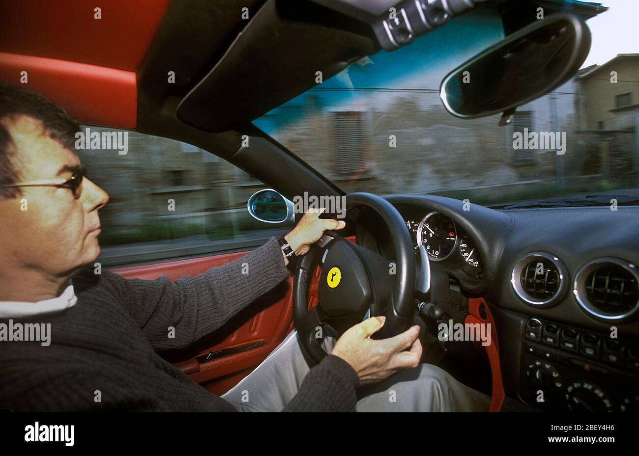 Fahren Sie einen Ferrari 550 Maranello 2002 Stockfoto