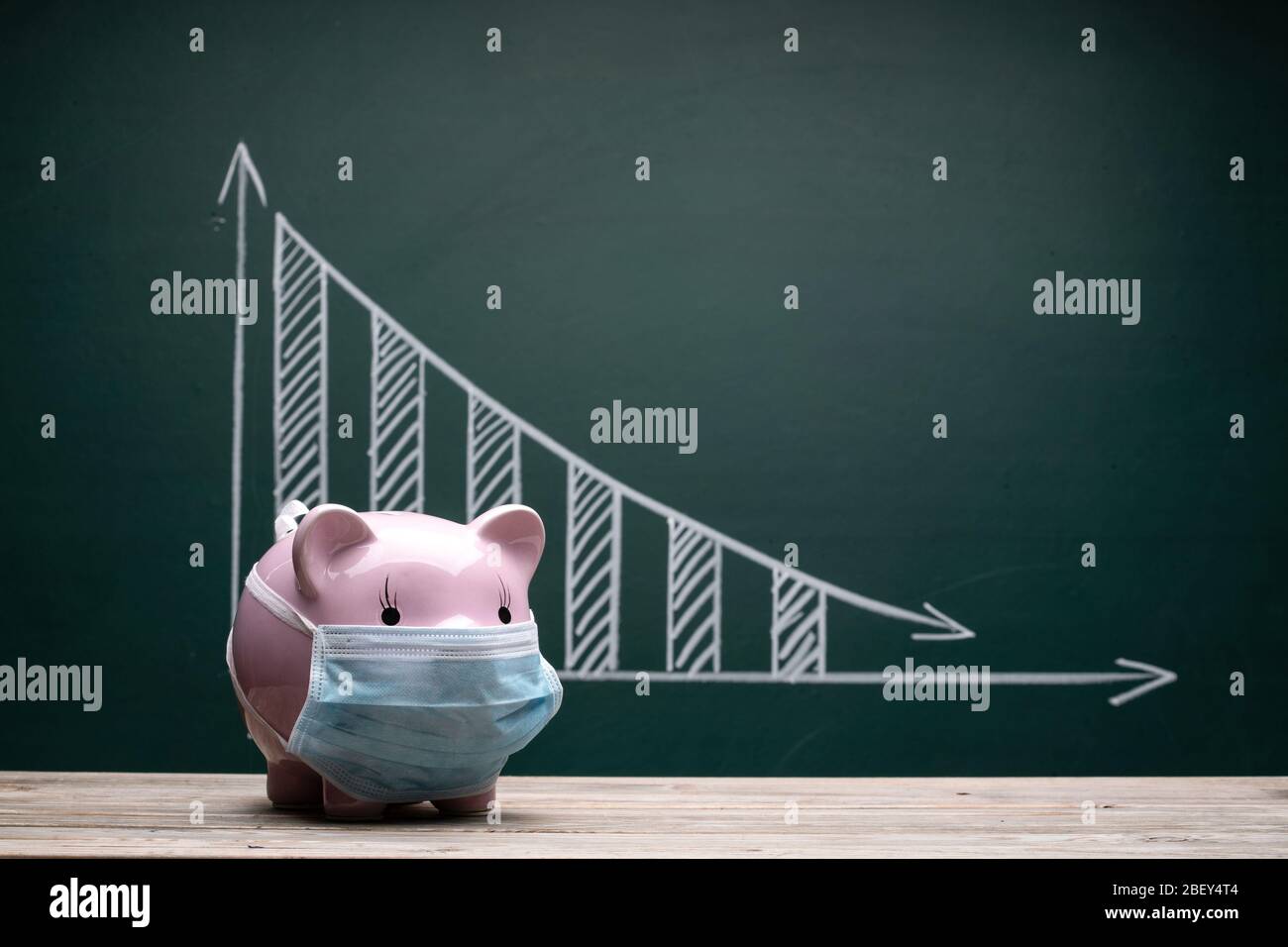 Tragen einer Maske von Ferkel und Rückgang Trend Chart Stockfoto