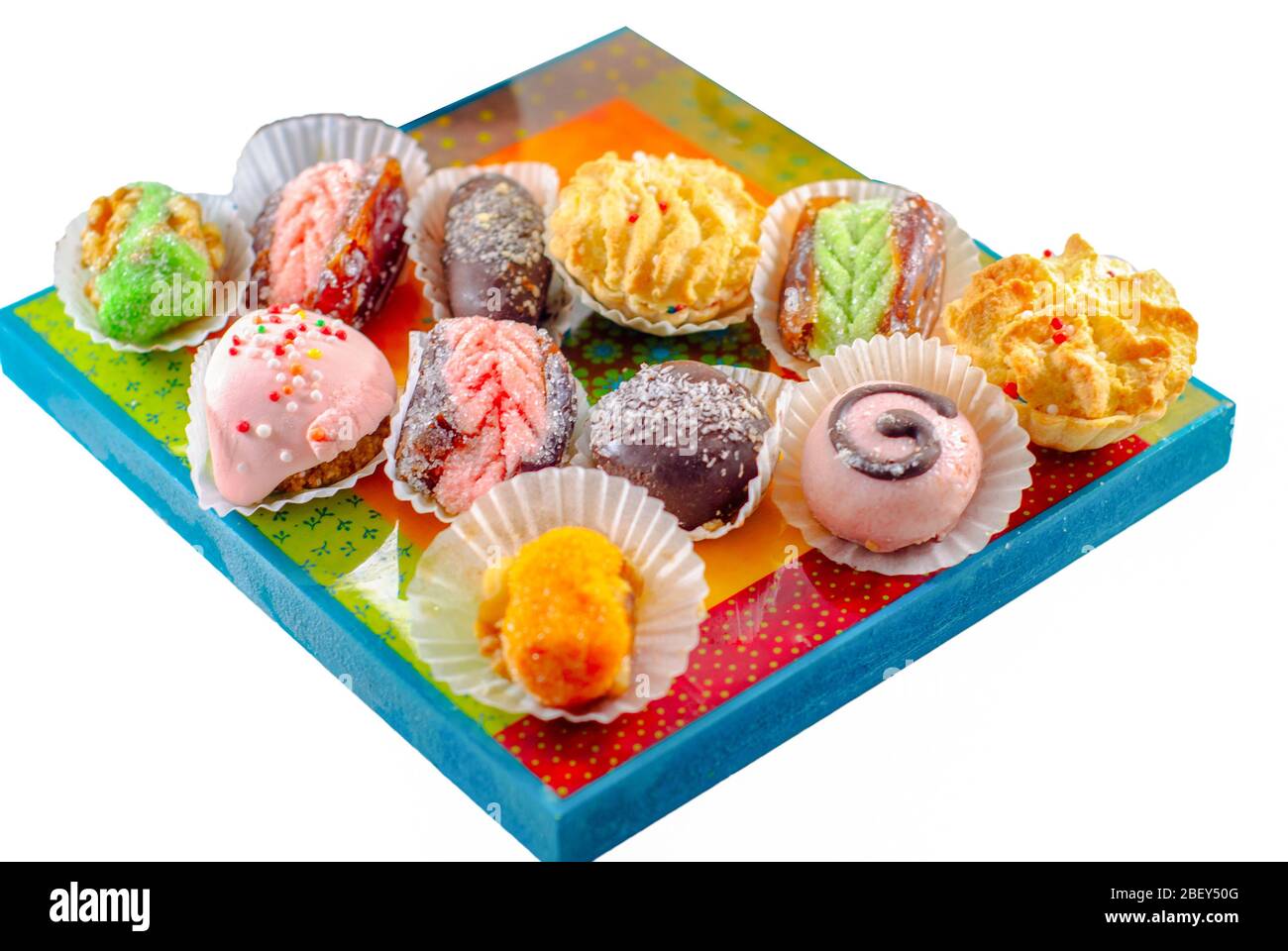 Mimouna Cookies. Arabische Süßigkeiten. Nahostdesserts. Festliche Marokkanische Und Henna-Cookies. Isoliertes Bild. Stockfoto