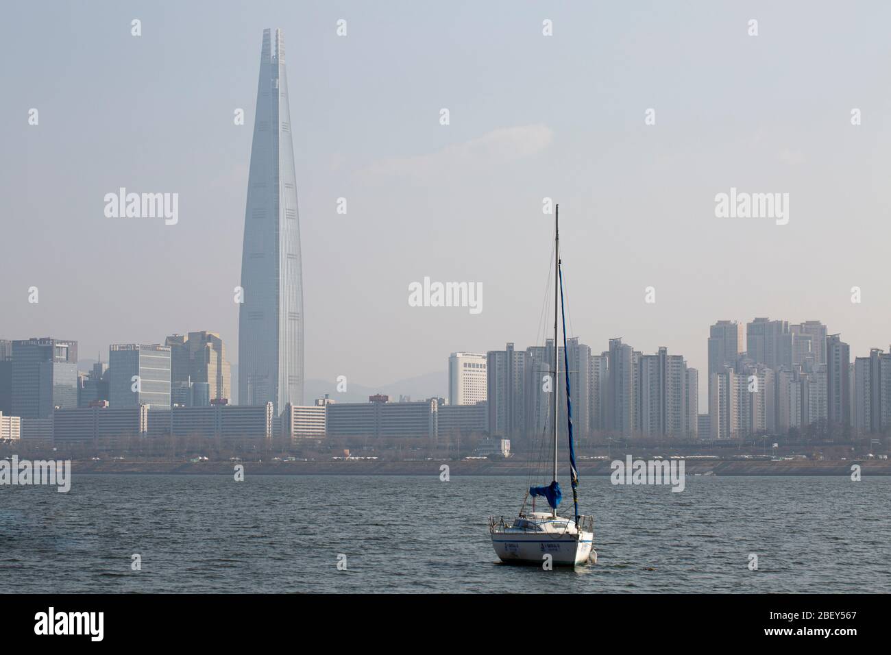 Lotte World Tower und Gebäude mit feinem Staub bedeckt, Songpa-gu, Seoul, Korea- 08 Feb 2020 Stockfoto