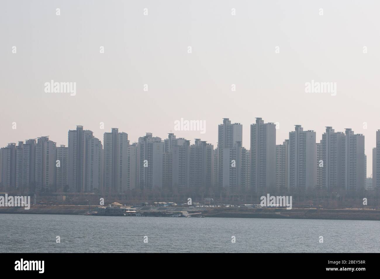 Lotte World Tower und Gebäude mit feinem Staub bedeckt, Songpa-gu, Seoul, Korea- 08 Feb 2020 Stockfoto