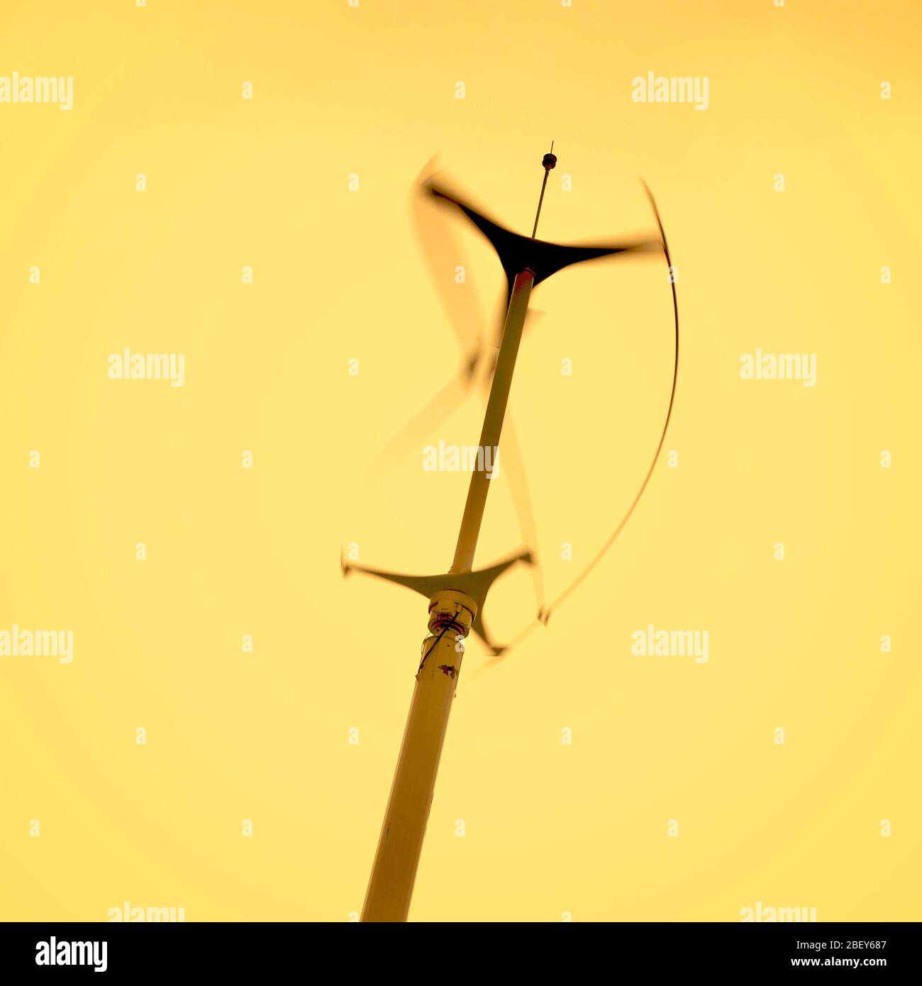 Windkraftanlage mit vertikaler Achse in Betrieb Stockfoto