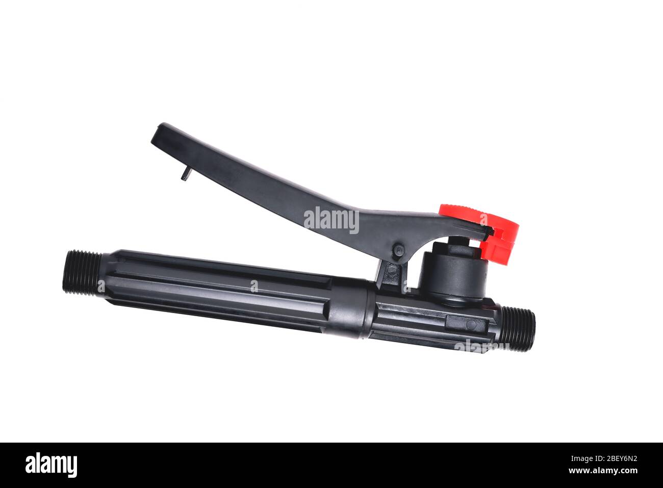 Schwarzer Anschluss für den Bewässerungsschlauch mit roter Verriegelung zur Isolierung der Nahaufnahme Stockfoto