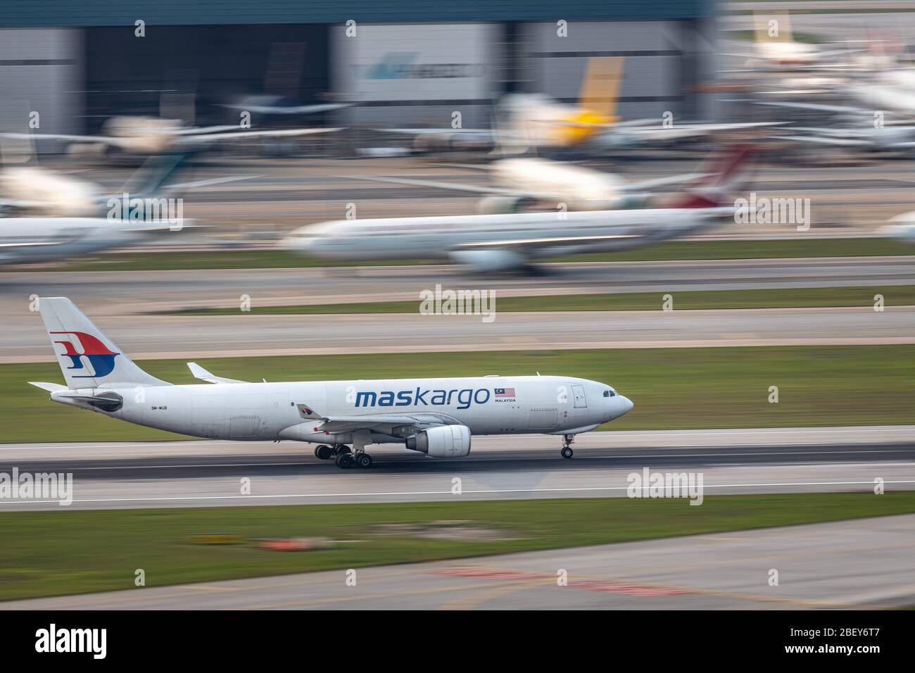 Lantau, Hong Kong - 10. April 2020 : Maskargo Cargo Cargo Airplane läuft auf der Start- und Landebahn, Passagierflugzeuge parken auf maintenanc Stockfoto