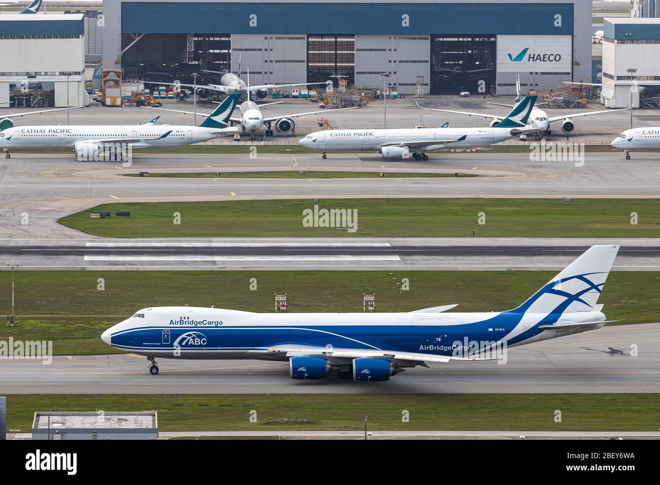 Lantau, Hong Kong - April 10, 2020 : Air Bridge Frachtflugzeug rollt für Start auf der Start- und Landebahn, Passagierflugzeuge parken bei Wartung sind Stockfoto