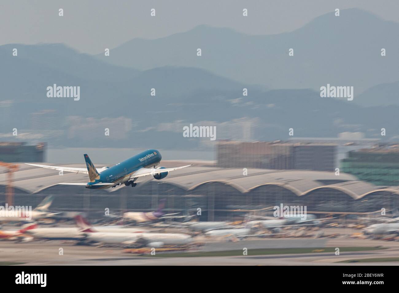 Lantau, Hong Kong - April 10, 2020 : Vietnam Airlines Flugzeug läuft zum Start auf der Start-und Landebahn, alle Parkplätze sind voll besetzt, weil CO Stockfoto