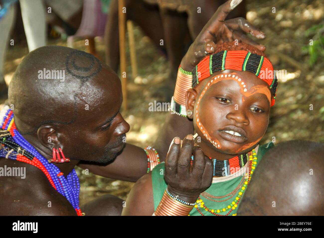 Vor Beginn einer Stammeszeremonie tragen Hamer Tribesmen Gesichtsfarbe auf. Fotografiert im Omo River Valley, Äthiopien Stockfoto