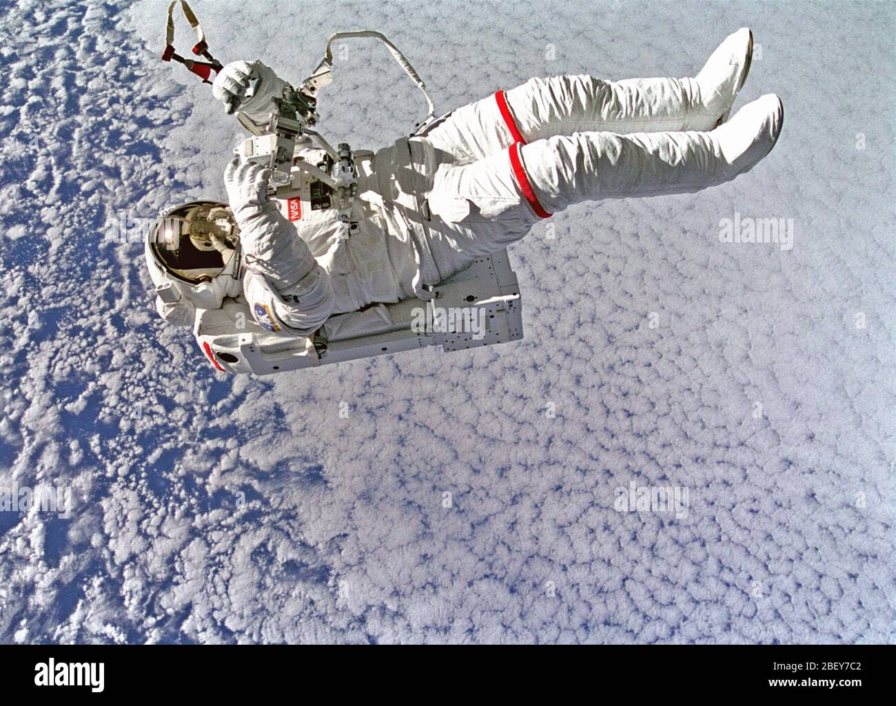 Gegen Wolken 130 nautische Meilen unterhalb Backdropped, Astronaut Mark C. Lee schwebt frei ohne anbindehaltung, als er testet die neue vereinfachte Hilfen für EVA Rescue (sicherere) System. Stockfoto