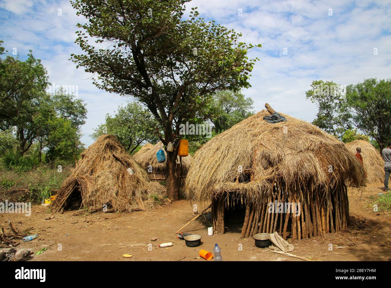 Strohhütten in einem Dorf Mursi. Eine nomadische Viehhirten-ethnische Gruppe im Süden Äthiopiens, nahe der sudanesischen Grenze. Debub Omo Zone, Eth Stockfoto