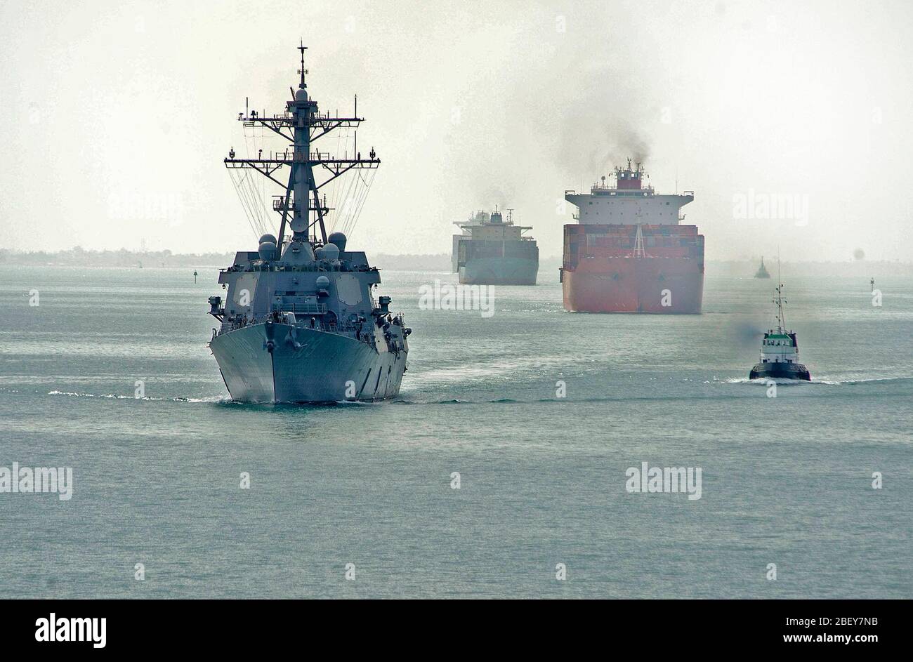 SUEZ CANAL (16. März 2013) Die geführte Anti-raketen-Zerstörer USS Jason Dunham (DDG109) die Durchfuhr nach Norden in den Suezkanal als Teil der Dwight D. Eisenhower Carrier Strike Group. Stockfoto