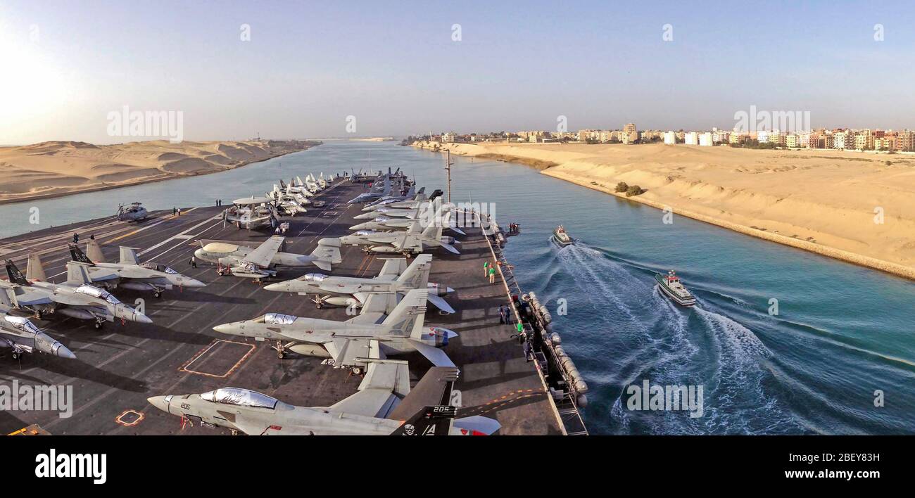 SUEZ CANAL (16. März 2013) Die Flugzeugträger USS Dwight D. Eisenhower (CVN 69) die Durchfuhr den Suezkanal. Stockfoto