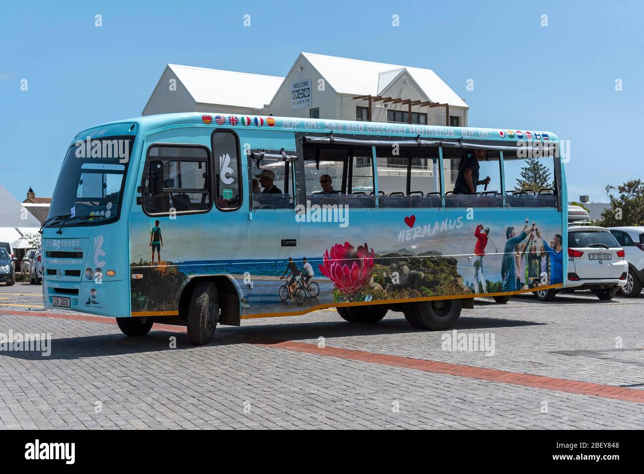 Hermanus, Westkap, Südafrika. 2019. Ein blauer Reisebus, der Touren nach Hermanus und in die Umgebung bietet. Westkap Südafrika. Stockfoto