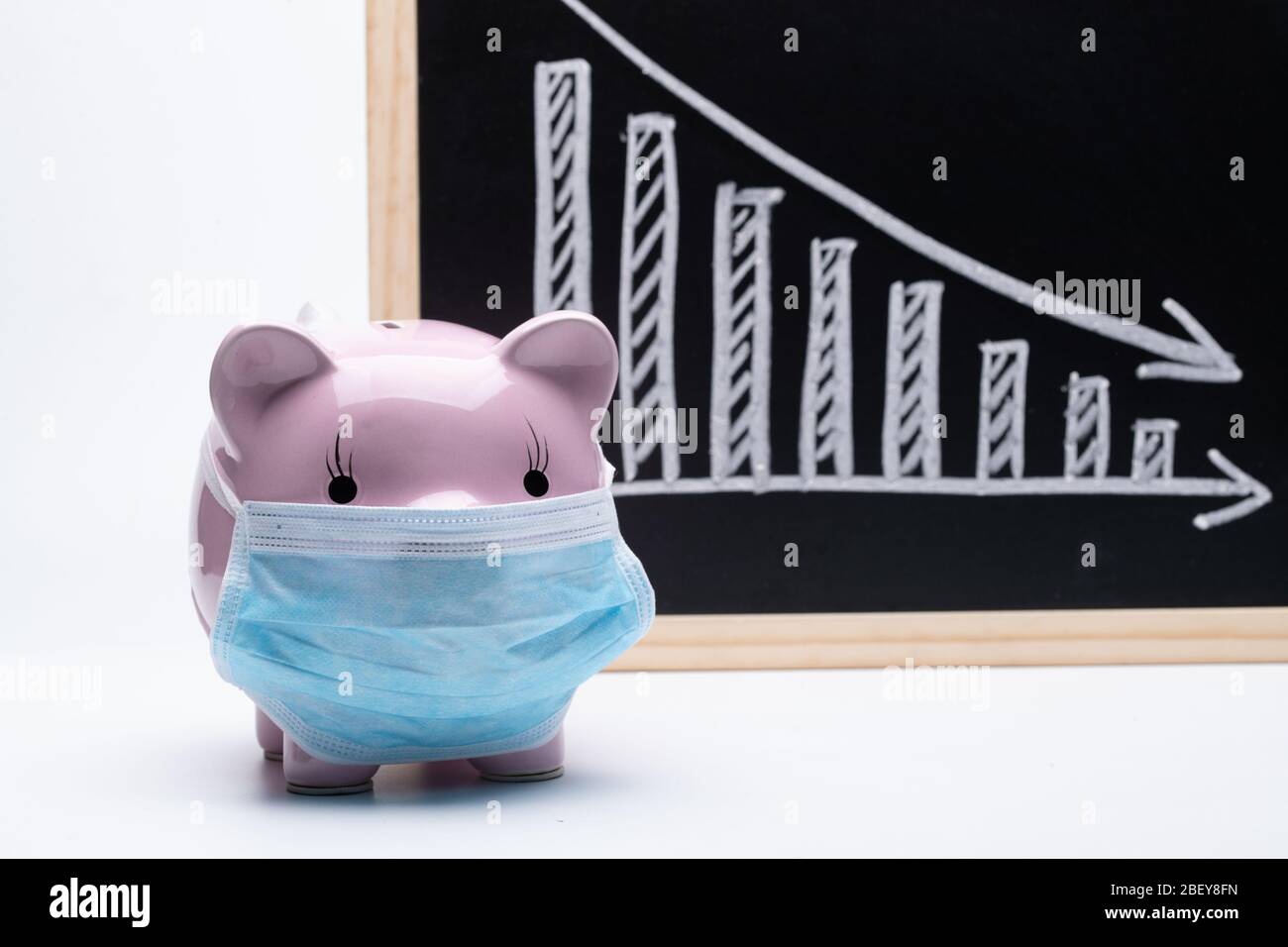 Tragen einer Maske von Ferkel und Rückgang Trend Chart Stockfoto