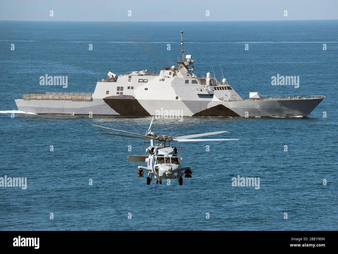 Pazifik (Feb. 22, 2013) Einem MH-60R Seahawk zu Hubschrauber Maritime Strike Squadron (HSM) 73 zugeordnet fliegt vor dem Littoral Combat Ship USS Freiheit (LCS 1). Dies ist die erste Flotte MH-60R mit einem Rechten erweiterte Pylon (Rhep) und ein volles Kompliment von acht AGM-114 Hellfire Captive Air Training Raketen als es verbindet Freiheit für Meer Studien vor der Küste von Südkalifornien zu betreiben. Stockfoto