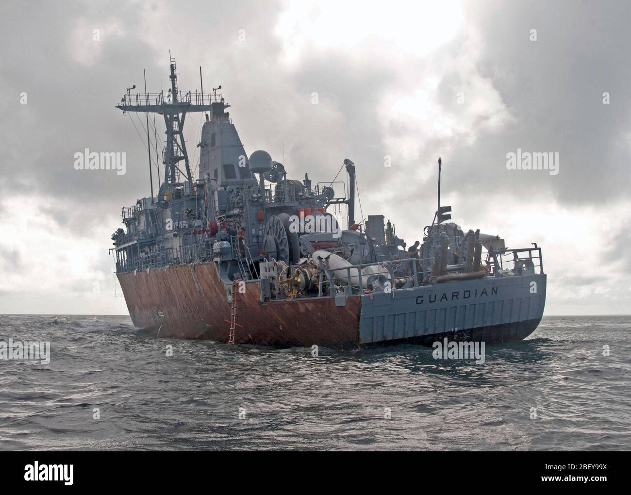 SULU SEE (Feb. 8, 2013) Die mine Gegenmaßnahmen Schiff USS Guardian (MCM5) sitzt auf Tubbataha Riff auflaufen. Stockfoto