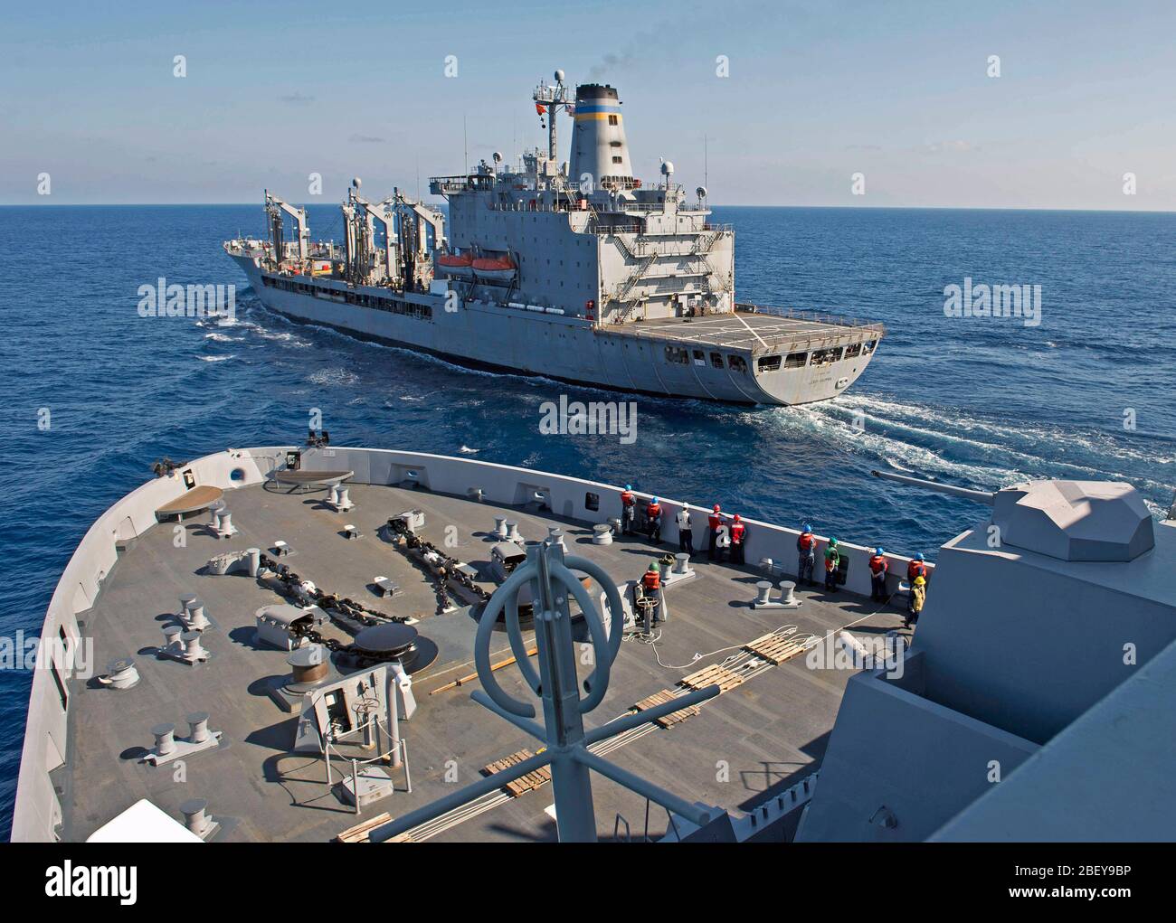 (Jan. 29, 2013) Die amphibious Transport dock Schiff USS San Antonio (LPD 17) Ansätze der militärischen Sealift Command flotte Auffüllung öler USNS Leroy Grumman (T-AO 195) für eine Auffüllung auf See. San Antonio ist die Teilnahme an einem Composite Trainingsgerät Übung (COMPTUEX) an der Ostküste der Vereinigten Staaten in Vorbereitung für eine bevorstehende Bereitstellung dieser Frühling. Stockfoto