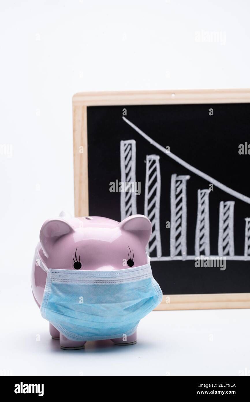 Tragen einer Maske von Ferkel und Rückgang Trend Chart Stockfoto