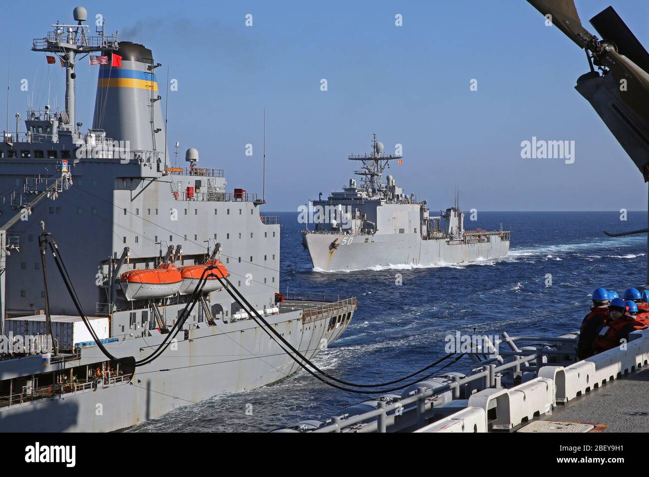 (Jan. 29, 2013) Die amphibische Landung dock Schiff USS Carter Hall (LSD 50) Ansätze der militärischen Sealift Command flotte Auffüllung öler USNS Leroy Grumman (T-AO 195) während einer Auffüllung-auf-See mit dem Amphibisches Schiff USS Kearsarge (LHD3). Carter Hall und Kearsarge an Composite Trainingsgerät Übung vor der Ostküste der Vereinigten Staaten in Vorbereitung für eine bevorstehende Bereitstellung dieser Frühling. Stockfoto