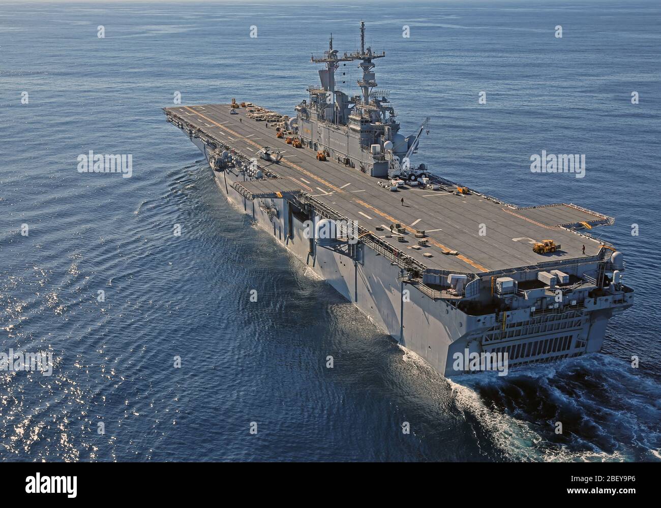 (Jan. 19, 2013) Die Amphibious Assault ship USS Kearsarge (LHD3) ist im Gange, die Durchführung von Meer Studien in der Vorbereitung für einen geplanten Einsatz. Stockfoto