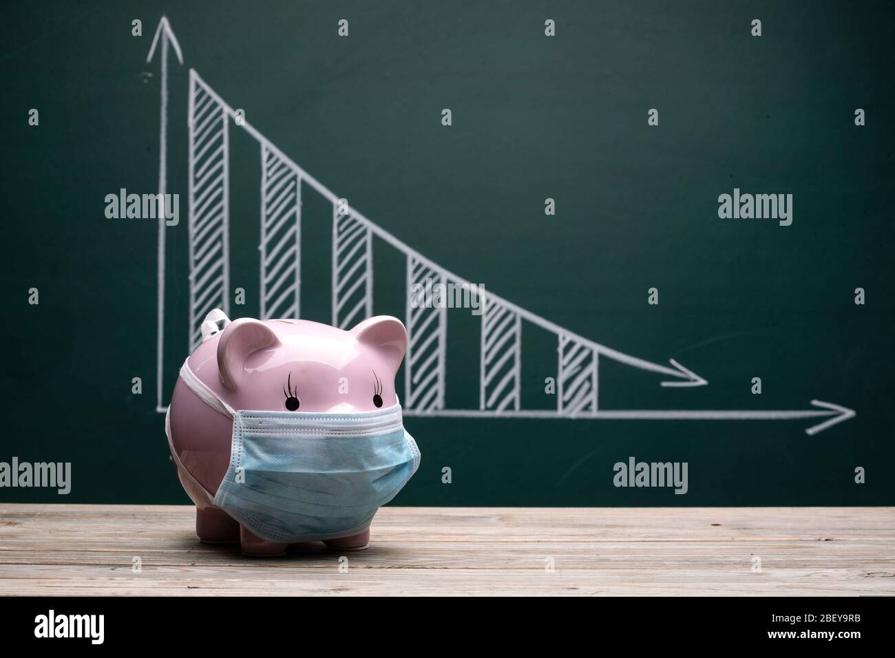 Tragen einer Maske von Ferkel und Rückgang Trend Chart Stockfoto
