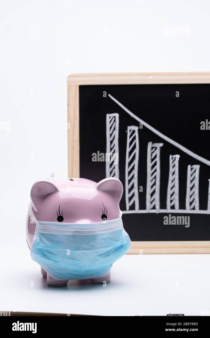 Tragen einer Maske von Ferkel und Rückgang Trend Chart Stockfoto