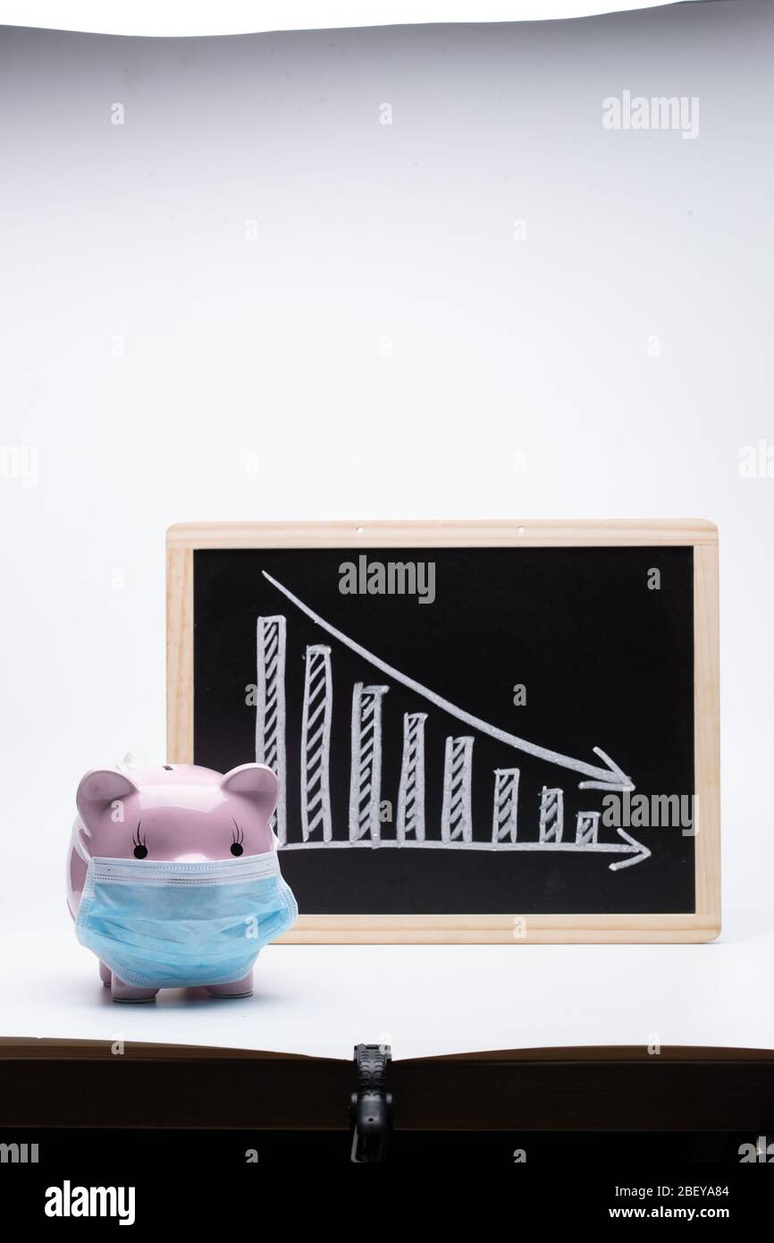 Tragen einer Maske von Ferkel und Rückgang Trend Chart Stockfoto