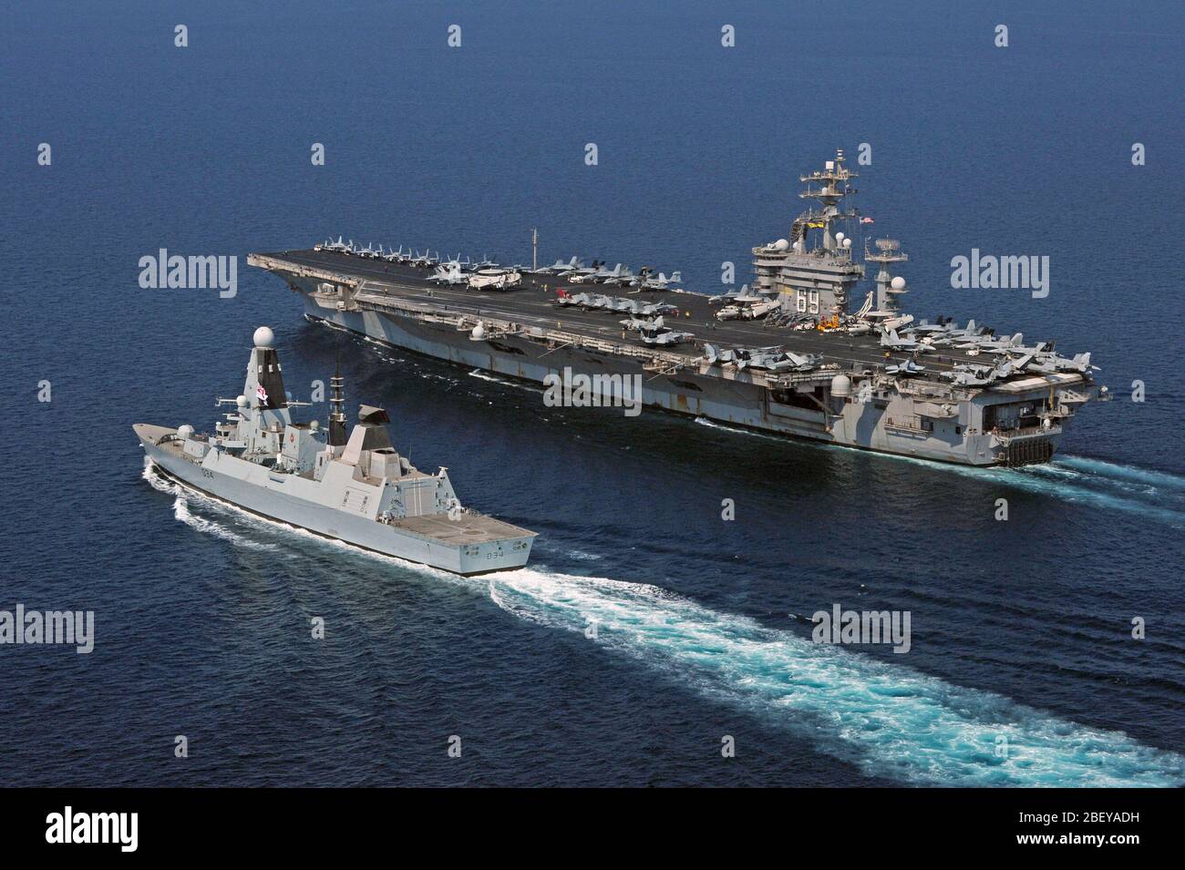 (Nov. 4, 2012) der Royal Navy, die Zerstörer HMS Diamant (D34) ist im Gang neben dem Flugzeugträger USS Dwight D. Eisenhower (CVN 69). Stockfoto