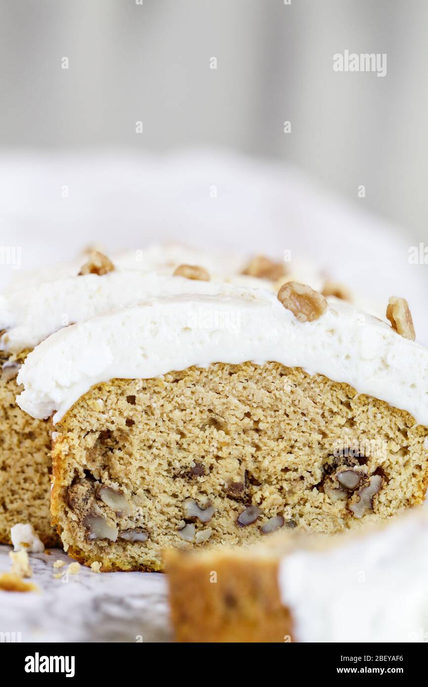 Low Carb, Keto 'Karotten' Kuchen ohne die Karotten in Ketose für Ostern bleiben. Mit Mandelmehl gebacken und mit einem zuckerfreien Frischkäse fro mattiert Stockfoto