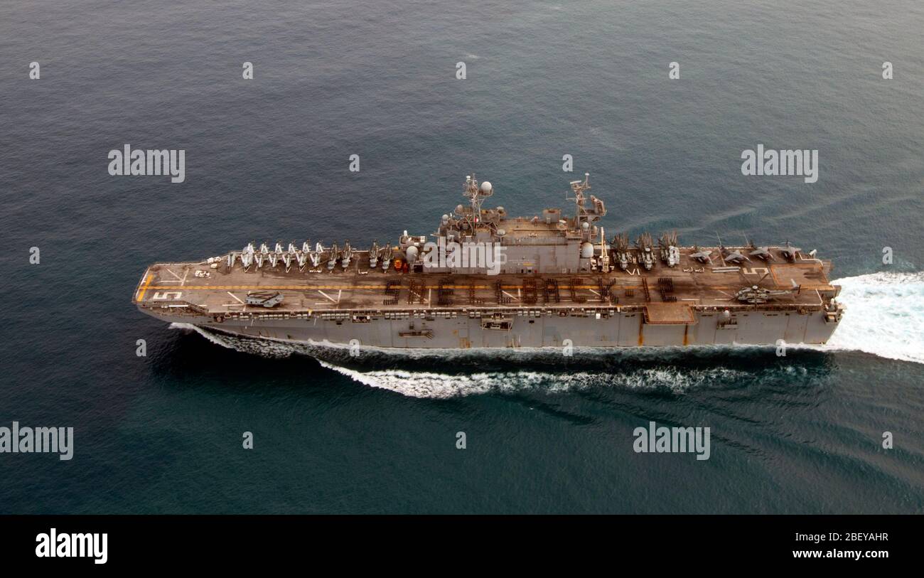 (Okt. 2010) 20, 2012) Matrosen und Marines an Bord der Amphibisches Schiff USS Peleliu LHA (5) buchstabieren, SHELLBACK-12, während in der Ausbildung zu Ehren derer, die dem Äquator zum ersten Mal durchquert. Peleliu ist das Flaggschiff der Peleliu Amphibious Ready Gruppe auf Bereitstellung mit den amphibious Transport dock Schiff USS Green Bay LPD (20) und den Amphibischen dock Landung Schiff USS Rushmore (LSD 47), mit dem 15 Marine Expeditionary Unit begann während der drei Schiffe. Stockfoto