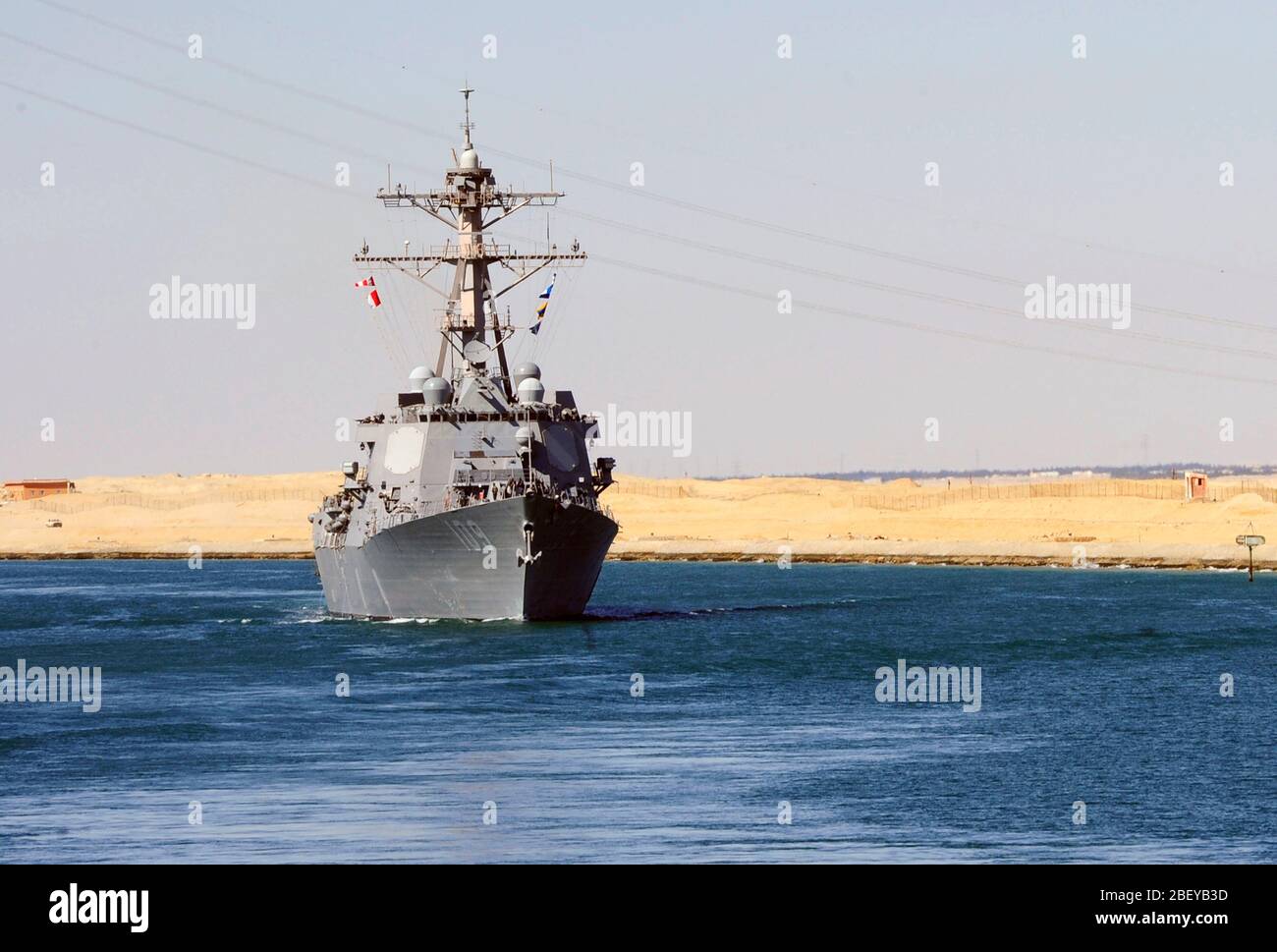 SUEZ CANAL (Sept. 26, 2012) Die geführte Anti-raketen-Zerstörer USS Jason Dunham (DDG109) die Durchfuhr den Suezkanal. Stockfoto