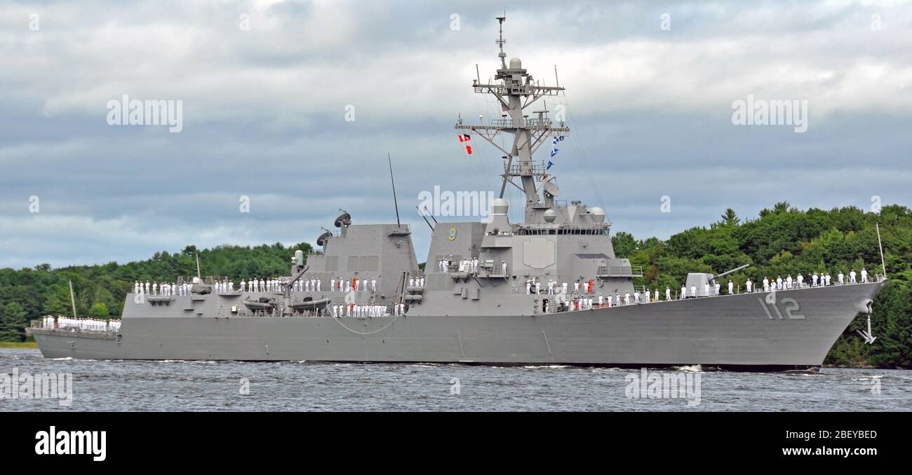 KENNEBEC RIVER (Sept. 5, 2012) Segler Mann die Schienen der geführte-missile destroyer Pre-Commission Steuergerät (PCU) Michael Murphy (DDG112), wie es das Kennebec River Transite auf dem Weg zu seiner Inbetriebnahme Zeremonie in New York für 6 Okt. geplant. Stockfoto