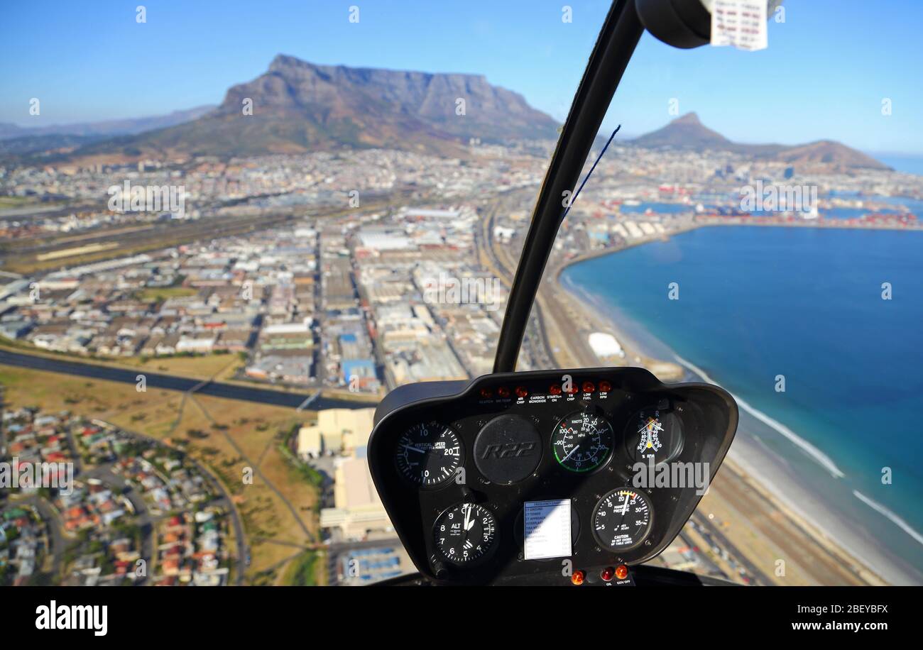 Foto aus dem Hubschrauber-Cockpit mit Blick auf Kapstadt CBD und Tafelberg Stockfoto