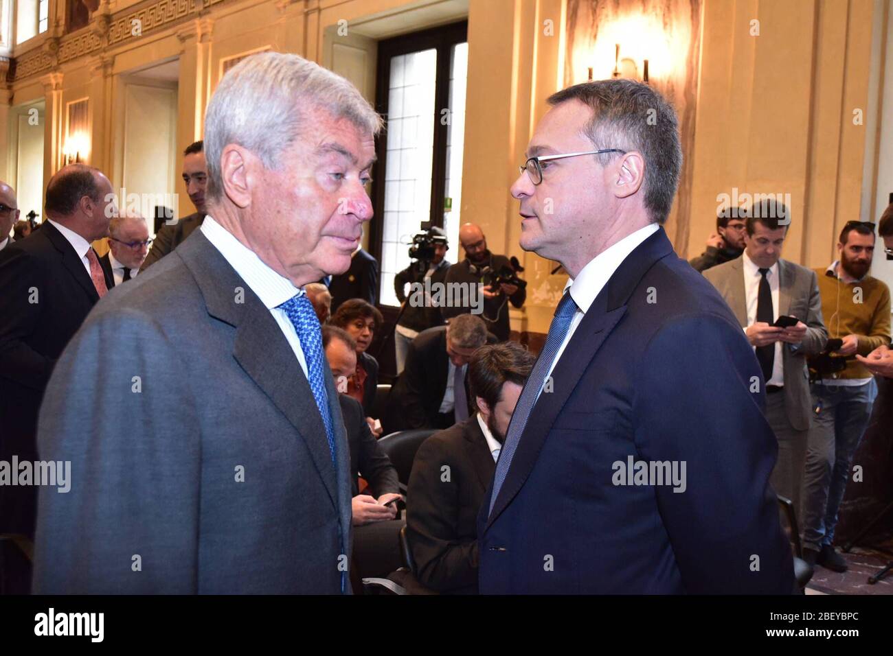 Konferenz zum Thema TAV im Palazzo Marino zwischen dem Bürgermeister Giuseppe Sala und dem Bürgermeister von Lyon Gerard Collomb im Foto Carlo Sangalli und Carlo Bonomi (SEBASTIANO TERRENI/Fotograf, Mailand - 2019-02-21) ps das Foto kann in Übereinstimmung mit dem Kontext, in dem es aufgenommen wurde, verwendet werden, Und ohne diffamierende Absicht des Dekors der vertretenen Personen (SEBASTIANO TERRENI/Fotograf, Foto Repertoire - 2020-04-16) p.s. la foto e' utilizabile nel rispetto del contesto in cui e' stata scattata, e senza intento diffamatorio del decoro delle persone rappentate Stockfoto
