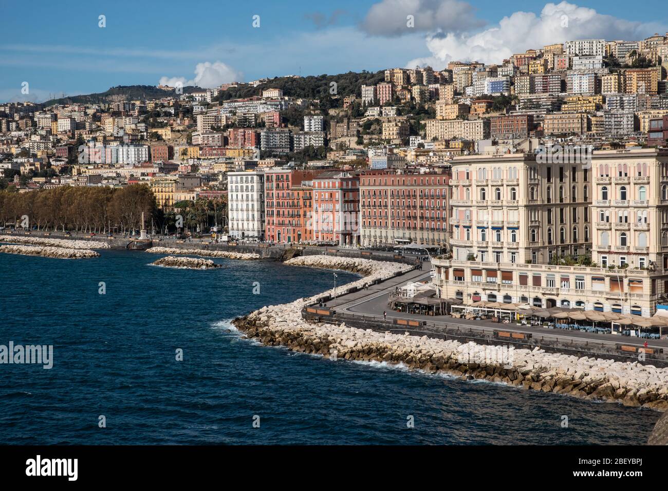 Partenope Straße in der Bucht von Neapel. Blick auf das Meer vom Schloss Eger, Castel dell'ovo, Neapel, Italien Stockfoto