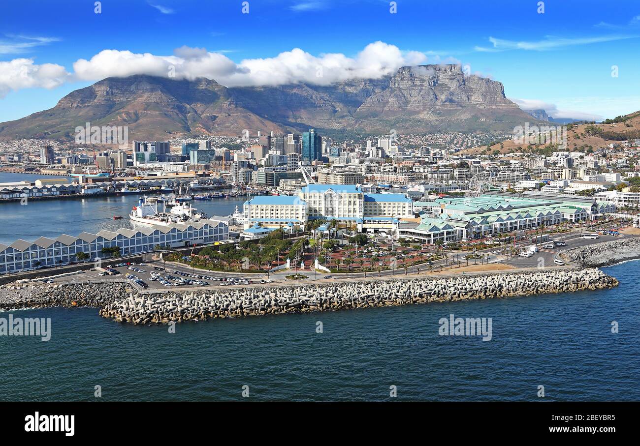 Luftaufnahme des Table Bay Hotels und der V&A Waterfront mit Tafelberg im Hintergrund Stockfoto