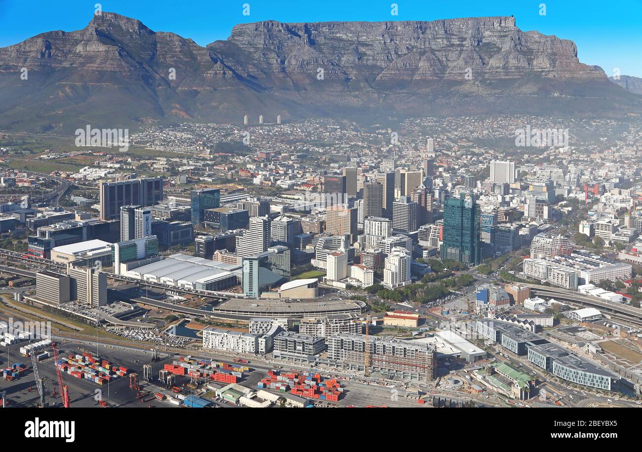 Luftaufnahme von Kapstadt CBD und Hafen Stockfoto