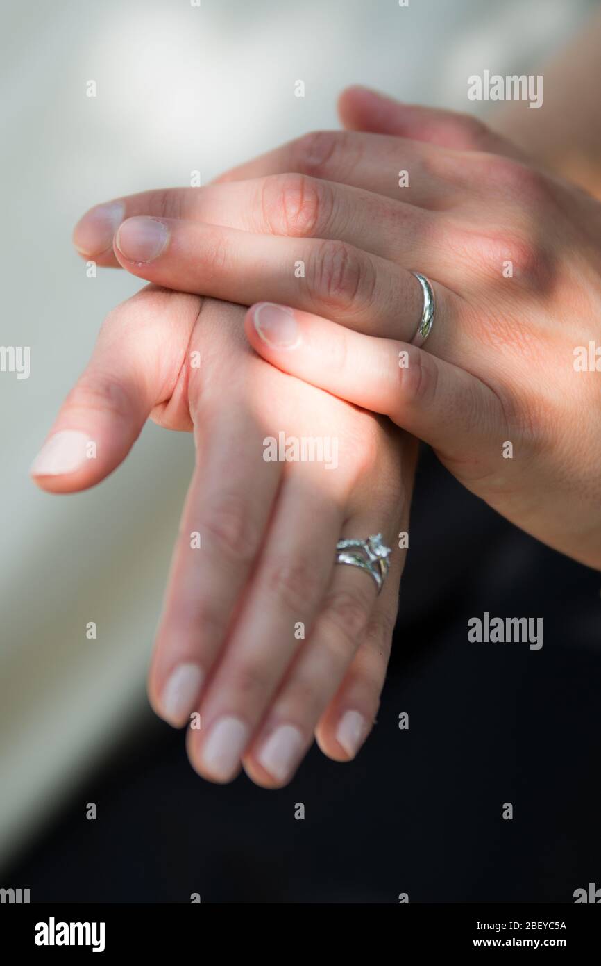 Das junge Paar hält ihre Hände nach der Trauung und zeigte die neue Ringe als Symbol für die Liebe. Stockfoto