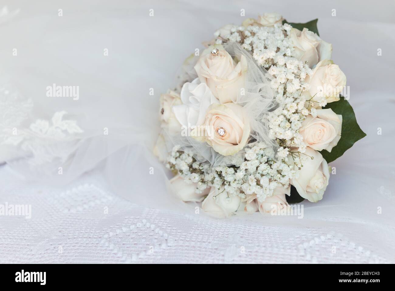 Detail von farbigen frischen Rosen Bouquet. Hochzeitszeremonie Stockfoto