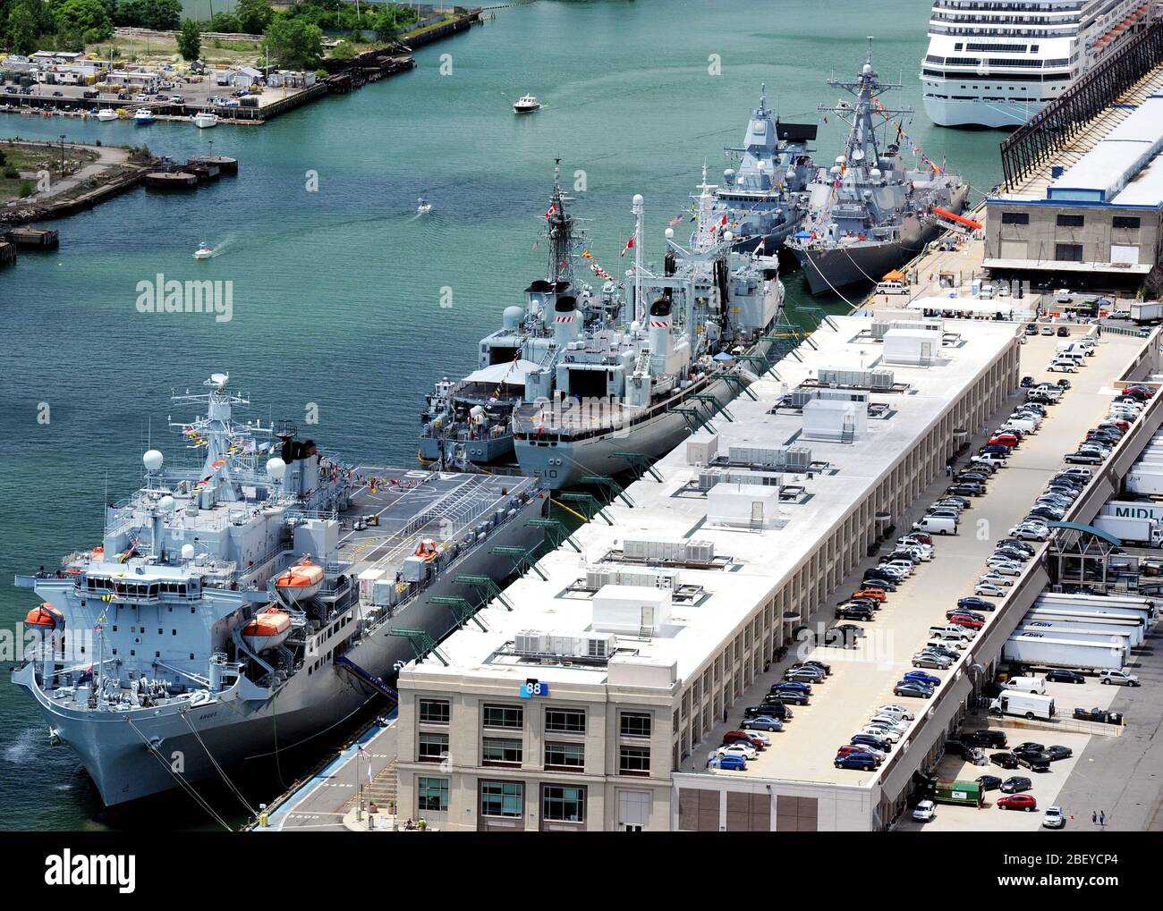 (1. Juli, 2012) Koalition Schiffe sind in Boston in Boston Marine Woche günstig. Boston Marine Woche ist einer von 15 Signatur Veranstaltungen in ganz Amerika in 2012 geplant. Stockfoto