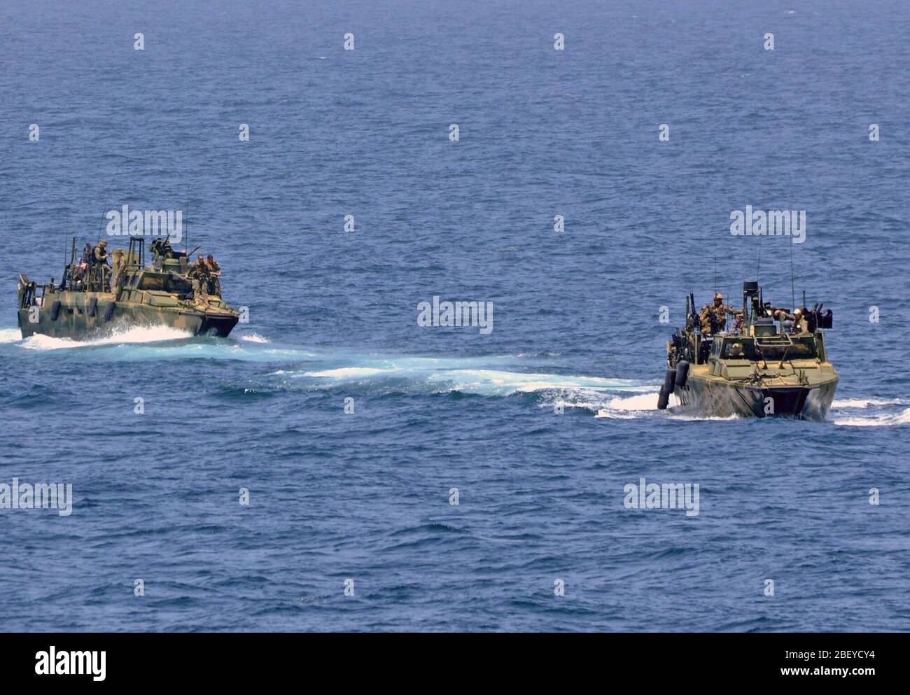 (27. Juni 2012) Riverine Befehl Boote aus Riverine Squadron (RIVRON) 2 Ansatz Die amphibious Transport dock Schiff USS New York (LPD-21). Stockfoto