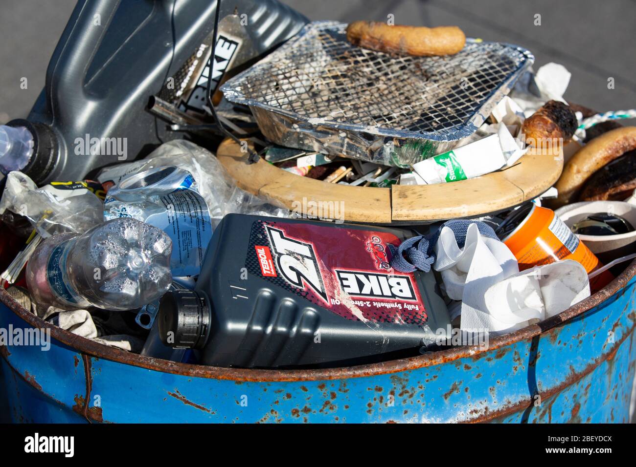 Nahaufnahme der Mischung von Müll in Mülleimer, Finnland Stockfoto