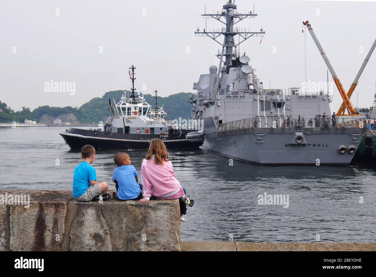 YOKOSUKA, Japan (17. Mai 2012) Kinder von Matrosen in den geführten zugeordnet Anti-raketen-Zerstörer USS McCampbell (DDG85) ansehen, wie das Schiff fährt für eine Patrouille der westlichen Pazifik. Stockfoto