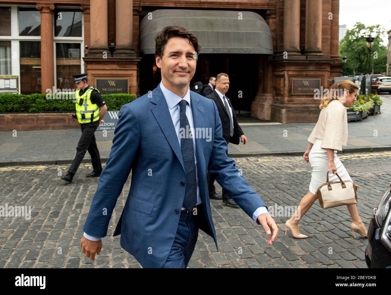 Edinburgh, Midlothian, Schottland, Großbritannien der kanadische Premierminister Justin Trudeau verlässt Edinburgh’s Waldorf Astoria mit seiner Frau Sophie Grégoire. Stockfoto