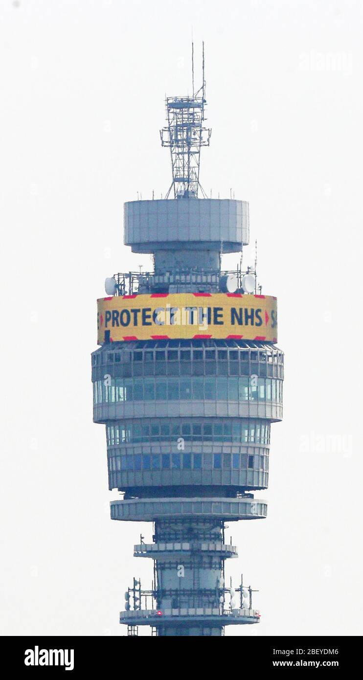 Die Botschaft der Regierung: "Bleibe heim, beschütze den NHS, rette Leben" wird in Lichtern auf dem rotierenden Display nahe dem BT Tower im Londoner Fitzrovia-Viertel gezeigt, während Großbritannien weiterhin in der Blockierung gegen die Coronavirus-Pandemie kämpft. Stockfoto