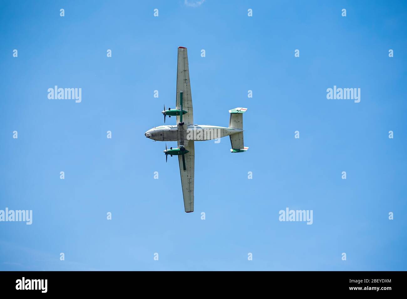 Altes Transportflugzeug fliegt auf einer Flugschau Stockfoto